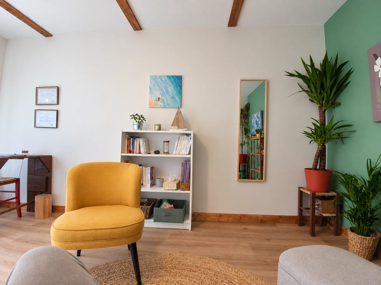 Le fauteuil jaune, les livres, le miroir et les cadres du cabinet